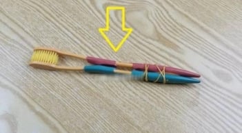 Lấy 2 bàn chải đánh răng cũ buộc vào nhau: Mẹo vặt đơn giản giải quyết rắc rối nhà nào cũng gặp phải