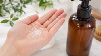 Vì sao nhiều người cho vài hạt muối vào dầu gội khi gội đầu?