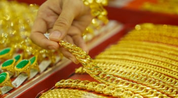 Giá vàng hôm nay 6/7: SJC neo trên 151 triệu đồng, nhà đầu tư nín thở chờ 'bão' đầu tuần