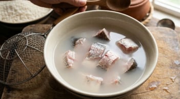 Tại sao nên ngâm cá trong nước vo gạo trước khi nấu?