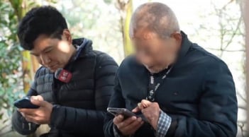 Chàng trai bỏ việc nhà máy để bầu bạn với người cao tuổi sống cô đơn