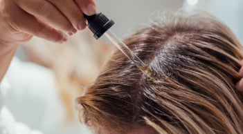 Tóc nhanh bết dù mới gội? 5 thói quen giúp kiểm soát dầu thừa và giữ mái tóc sạch lâu hơn