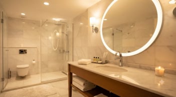 Vì sao bạn nên bật đèn nhà vệ sinh khi ngủ ở khách sạn?