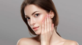 6 sai lầm khi chăm sóc da dầu khiến mặt càng bóng nhờn và dễ nổi mụn