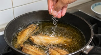Lợi ích của việc cho muối vào chảo dầu đang sôi
