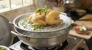 Luộc gà nước sôi hay nước lạnh đều là dại: Cách luộc gà không cần nước thơm ngon, đậm vị