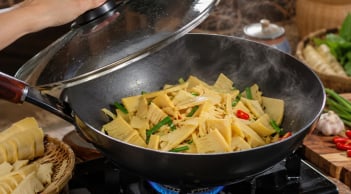 Tại sao nên mở vung khi xào, nấu măng? Thói quen nhỏ giúp măng ngon hơn, giảm mùi hăng và giữ màu đẹp