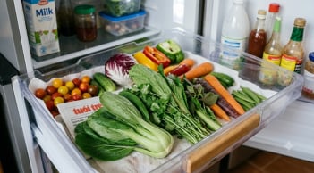Vì sao nhiều người cho giấy báo vào ngăn rau? Mẹo nhỏ giúp rau tươi lâu, ít người biết rõ nguyên lý