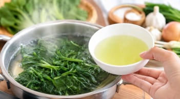 Nước luộc rau có nên ăn không? Chuyên gia chỉ ra khi nào nên tận dụng, khi nào nên đổ bỏ