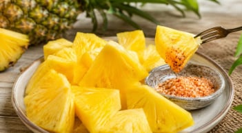 Vì sao nên ăn dứa chấm muối?
