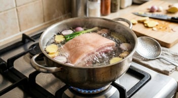 Luộc thịt lợn cho nước sôi hay nước lạnh? Đầu bếp tiết lộ cách đúng, nhiều người vẫn làm sai