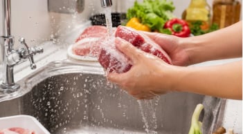 Vì sao không nên rửa thịt dưới vòi nước? Chuyện tưởng nhỏ mà không nhỏ