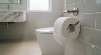 Vứt giấy vệ sinh vào bồn cầu hay sọt rác: Thói quen nào mới là chuẩn khoa học?