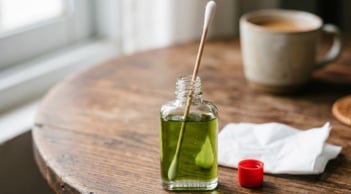 Cắm tăm bông vào lọ dầu gió, nhận ngay lợi ích đặc biệt