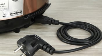 Tại sao dây nguồn nồi cơm điện 'tháo rời' được, còn máy sấy, quạt lại gắn cố định?