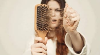 7 thói quen mỗi ngày giúp giảm rụng tóc và nuôi dưỡng mái tóc chắc khỏe từ gốc