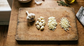 Khi nấu ăn, dùng tỏi băm, giã hay đập dập thì thơm ngon hơn?