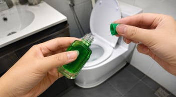 Tác dụng của việc đặt lọ dầu gió trong nhà vệ sinh