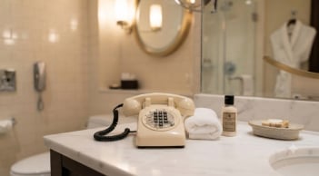 Vì sao khách sạn 5 sao vẫn 'cố chấp' đặt điện thoại trong nhà vệ sinh?