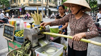 Vì sao người bán nước mía luôn ép chung với 1 quả quất? Hóa ra không chỉ để cho thơm!