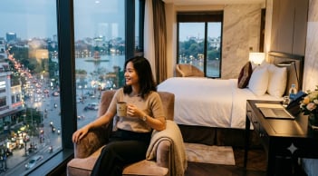 Vừa bước vào phòng khách sạn: Đừng vội nằm xuống giường, hãy làm ngay việc này để cứu cả chuyến đi!
