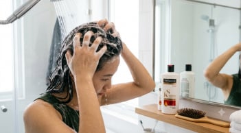 Tóc càng gội càng nhanh bết? Có thể bạn đang mắc 4 sai lầm rất phổ biến khiến da đầu tiết dầu nhiều hơn