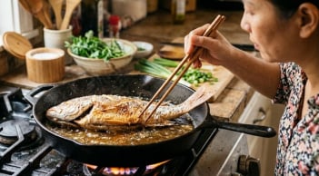 8 mẹo rán cá không văng dầu, không dính chảo: Cá vàng giòn không cần chảo chống dính