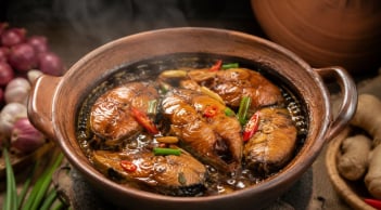 Vì sao không nên đậy vung khi kho cá? Tưởng chuyện nhỏ hóa ra rất ảnh hưởng tới chất lượng món kho