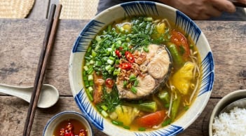 Vì sao nấu canh cá hay cho nguyên liệu có vị chua?