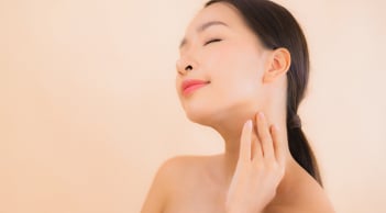 Bí quyết chăm sóc vùng cổ giúp da săn chắc và hạn chế nếp nhăn theo thời gian