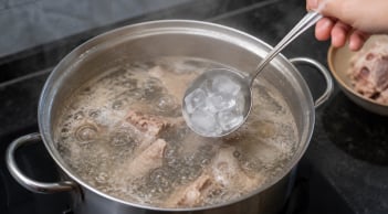 Tại sao bạn nên cho đá lạnh vào nồi nước hầm xương?