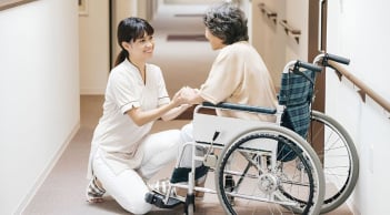 Thuê người chăm sóc cha mẹ già: Bất hiếu hay là cách báo hiếu thực tế?