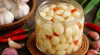 Cách ngâm tỏi trắng giòn, không bị chuyển màu xanh: Bí quyết nằm ở bước nhiều người làm sai