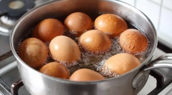Tại sao không nên tráng trứng luộc bằng nước lạnh?