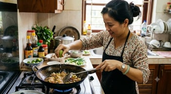 Vì sao bạn nên vắt vài giọt chanh vào chảo dầu trước khi chiên rán?