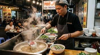 Vì sao các quán phở ngon luôn trần bát qua nước sôi trước khi múc?
