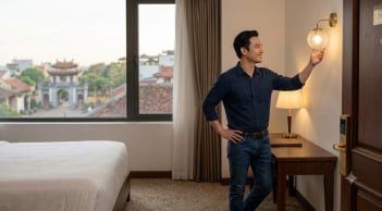 Vì sao nên bật hết đèn ngay khi vừa bước vào phòng khách sạn?