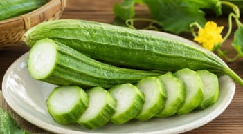 Vì sao nên luộc mướp nguyên quả?