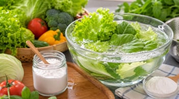 Nhiều người không còn ngâm rau với nước muối mà chuyển sang thứ bột này? Bạn đã thử chưa?