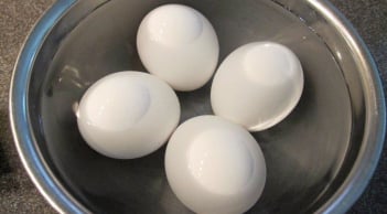 Có nên ngâm trứng vào nước lạnh khi vừa luộc xong?