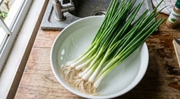 Mẹo bảo quản hành lá cả tháng vẫn tươi xanh, không bị nát