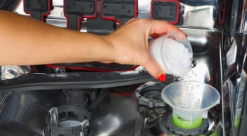 Tại sao khi dùng máy rửa bát, không thể dùng muối ăn thay cho muối chuyên dụng?