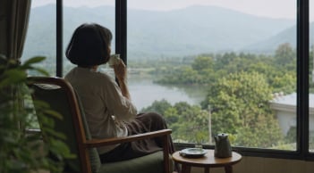 Phụ nữ sống một mình: Tự do rong ruổi và rủi ro tuổi xế chiều
