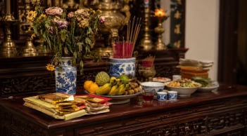 Thắp hương xong đừng để 3 thứ này quá lâu trên ban thờ