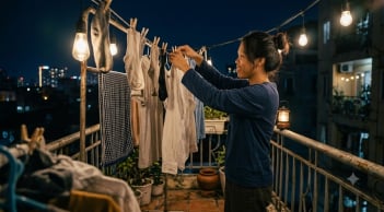 Vì sao người xưa dặn không bao giờ phơi quần áo ngoài sân ban đêm?