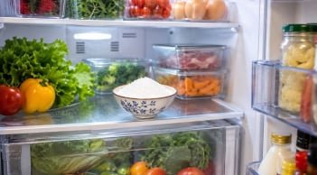 Vì sao nhiều gia đình đặt bát muối trong tủ lạnh? Thói quen nhỏ nhưng mang lại nhiều lợi ích bất ngờ