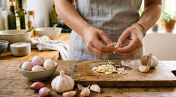 Mẹo khử mùi hôi của hành tỏi bám trên tay khi nấu ăn