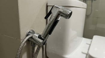 Tại sao đi vệ sinh xong nên dùng vòi xịt thay vì giấy vệ sinh?