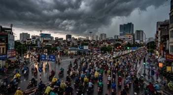 Thời tiết hôm nay 30/7: Hà Nội có mưa dông, Bắc Bộ cục bộ mưa to, cảnh báo lốc sét và gió giật mạnh