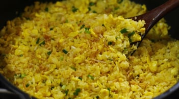 Mẹo rang cơm căng phồng từng hạt, không ngấy dầu